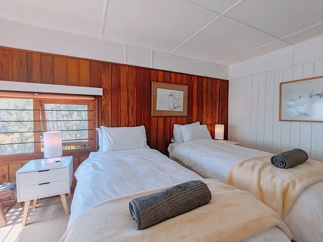 Vintage Beach House with Breathtaking Ocean Views gallery image 4