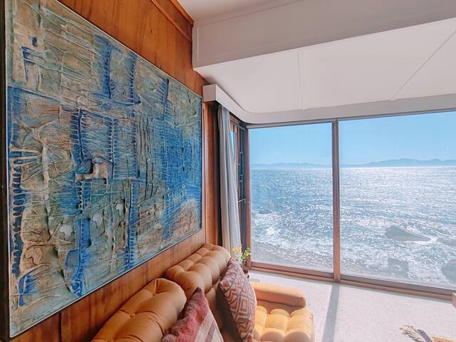 Vintage Beach House with Breathtaking Ocean Views gallery image 3