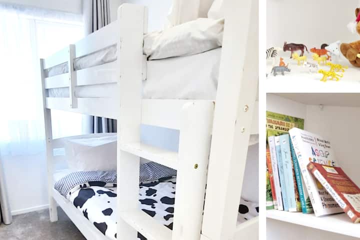 Მე-3 საძინებელში არის ორსართულიანი საწოლები და აღჭურვილია საბავშვო წიგნებით, სათამაშოებითა და თამაშებით.