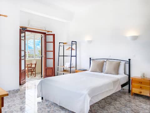 Bright studio with balcony • Almyra