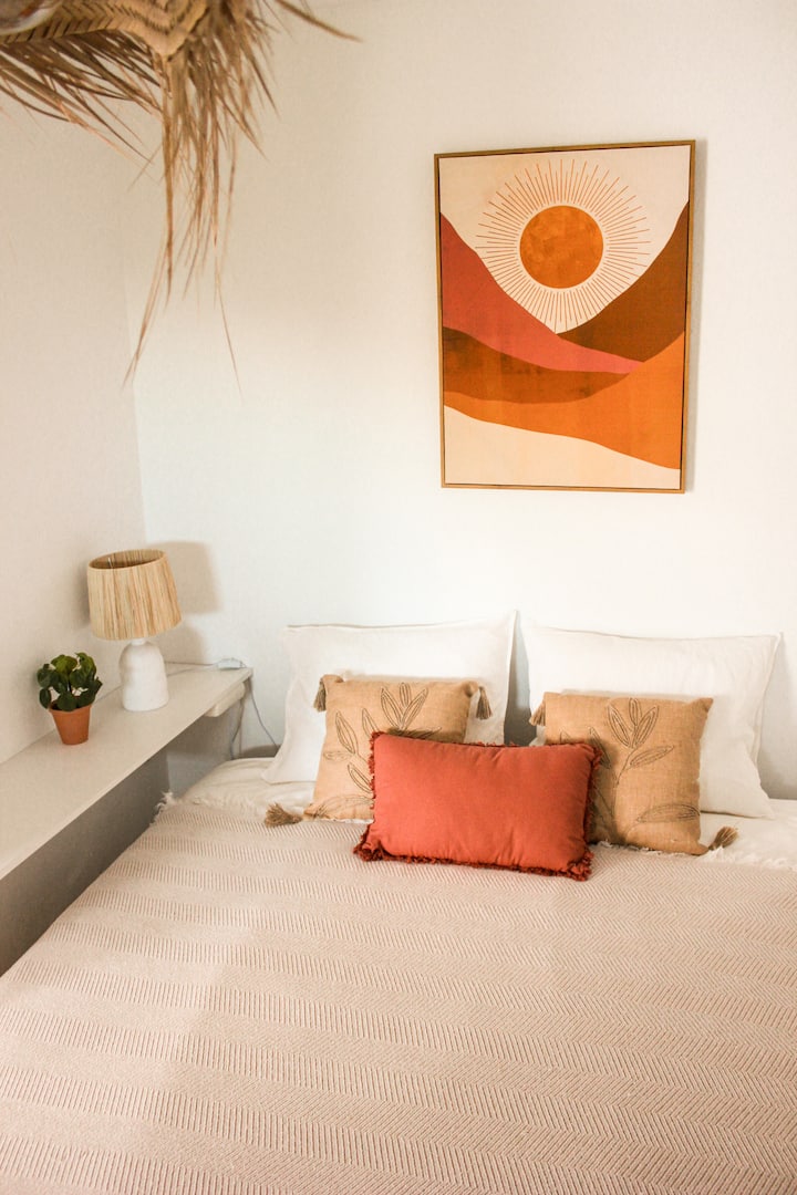 Krevati i gjerë 1,60 m është super i butë dhe i rehatshëm.