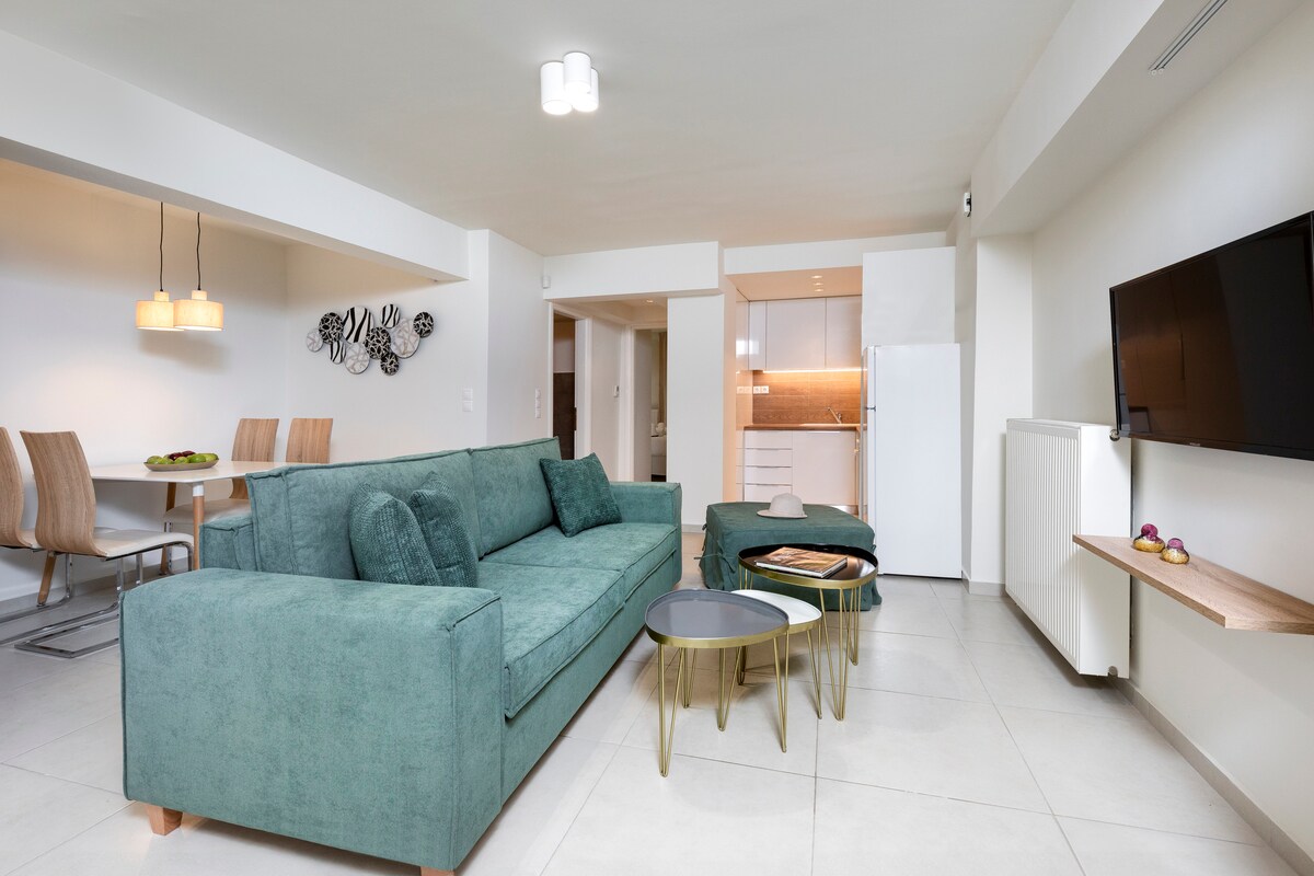 Sebule yenye Smart tv 40" na eneo la kula.