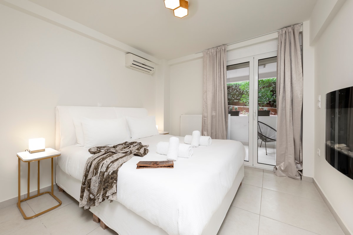 Chumba cha kulala chenye kitanda kikubwa na meko ya umeme. Mwonekano wa bustani.