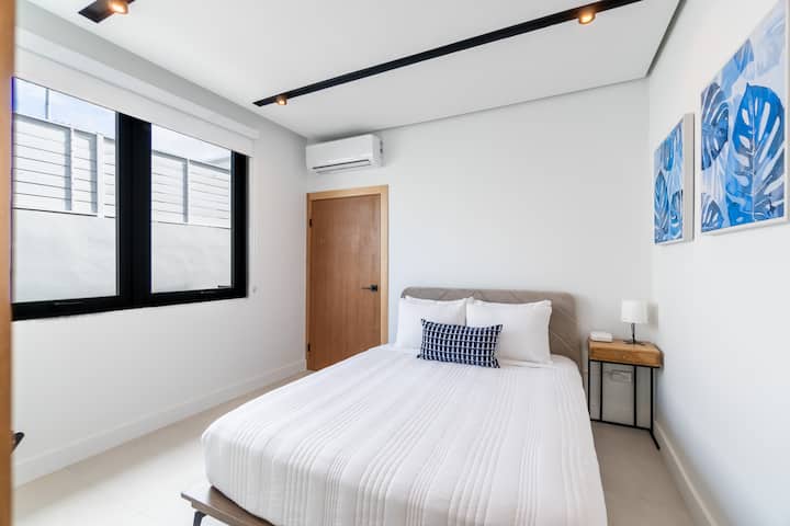 Chumba cha kulala 2 na kitanda cha ukubwa wa Malkia 