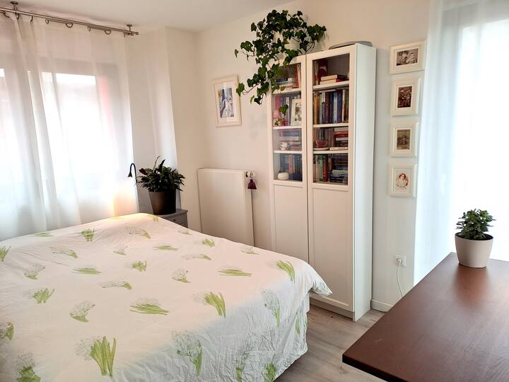 Спалня 1 /горе
с бюро и работен стол, високоскоростен Wi - Fi достъп