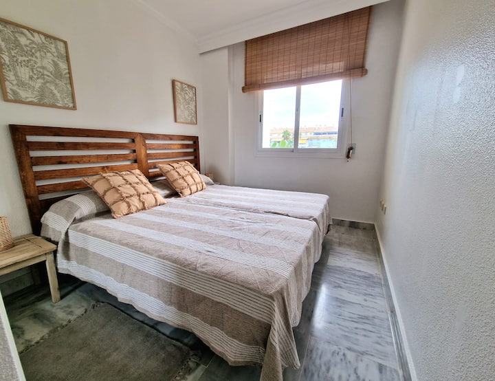 Dva kreveta od 90 cm. Mogu se razdvojiti ili spojiti u 1 krevet za jednu osobu