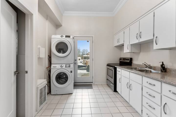 The Ossington 3BR 2Baths gallery image 5