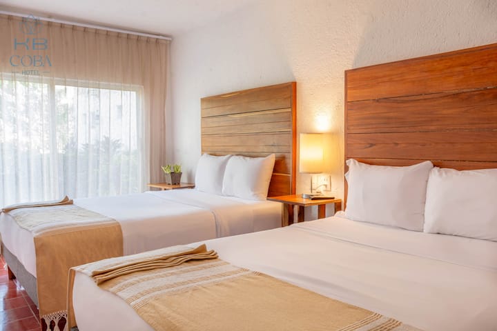 Ჩვენს მეორე ოთახში დატკბით ფუფუნებით მატრიმონიული საწოლითა და ორადგილიანი საწოლით. Ამას გარდა, დააგემოვნეთ ოთახის მიმზიდველი ხედის დამატებითი ბონუსი, სადაც კომფორტი თვალებისთვის დღესასწაულს ხვდება!