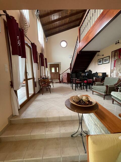 Popular Airbnb listing: Villa Emma House In The Clouds in Δήμος Ωρωπού