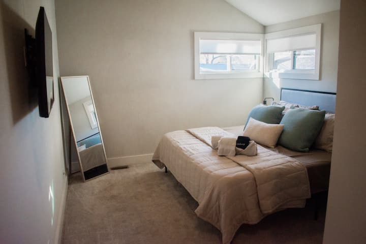 Მთავარი საძინებელი 193 × 203 სმ ზომის საწოლით. 