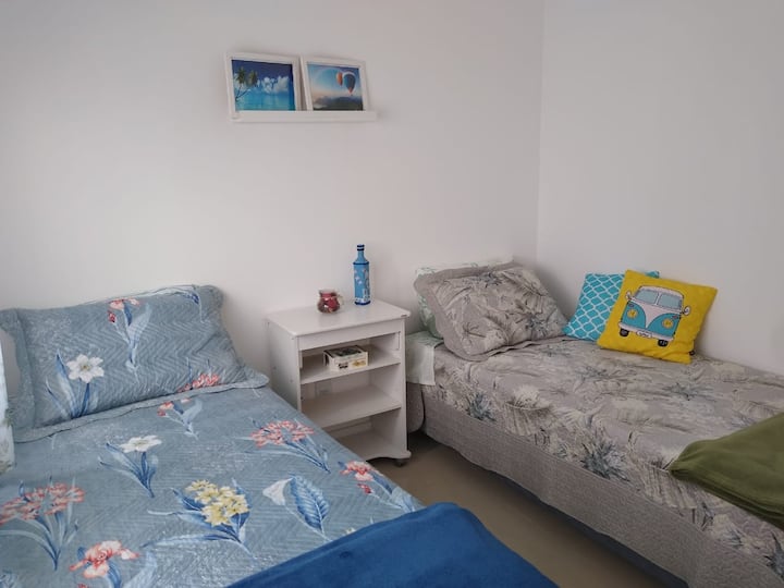Dormitorio individual. Mesa de portátil.