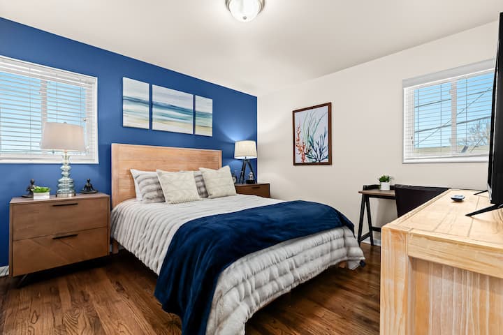 เตียงควีนไซส์ Roku TV ขนาด 43 "

โต๊ะเขียนหนังสือพร้อมพอร์ต USB 