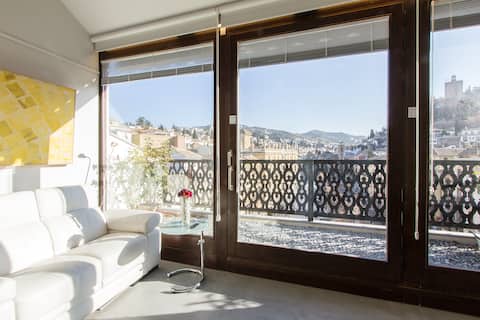 Propiedad de Airbnb exitosa: Plaza Nueva. Top-floor duplex with views & terrace en Granada
