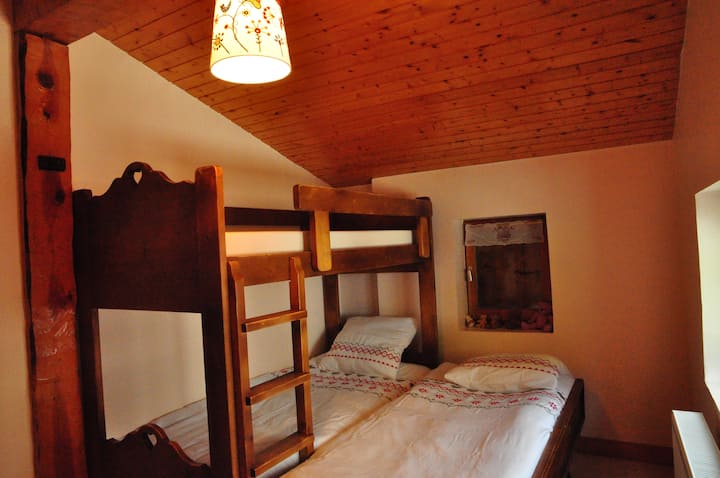 Chumba cha watoto, vitanda 2 vya ghorofa na kitanda cha kuvuta (uwezekano wa kuweka hadi kwenye kitanda cha ghorofa ya chini)