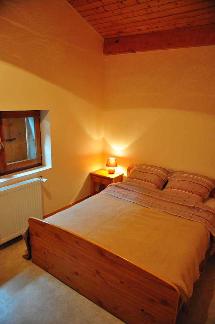 Chumba cha 2 cha kulala, kitanda cha watu wawili, kabati la mbao 