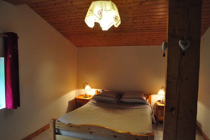 Chumba cha kwanza cha kulala: Kitanda cha watu wawili, uwezekano wa kuweka kitanda cha mwavuli 