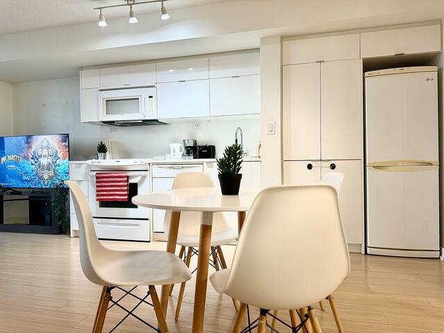 Lush Condo By CNTower-FreeParkin gallery image 5