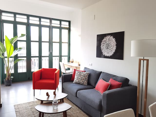 Chic 2BR w/ Pool & A/C – Prime Location BCN