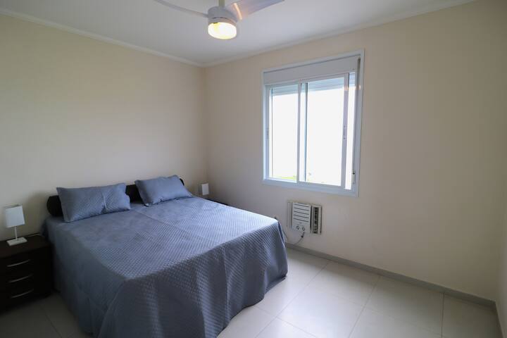 The Master Suite is wide. Ima klima-uređaj i stropni ventilator.