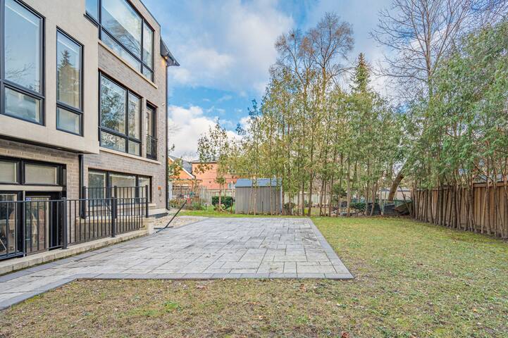 5-Bedroom Retreat w/Elegant Amenities in NorthYork gallery image 3