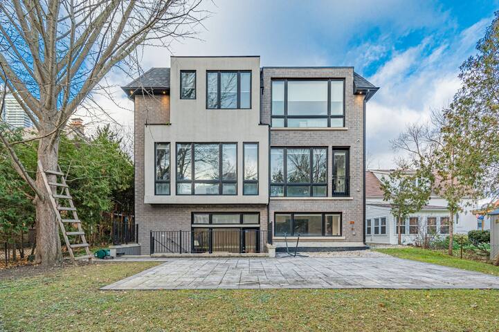 5-Bedroom Retreat w/Elegant Amenities in NorthYork gallery image 2