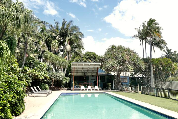 me and john. 5 bedrooms with pool and spa gallery image 4