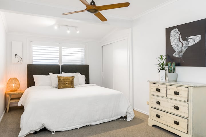 CHAMBRE 3 : LIT KING SIZE, PEUT être DIVISÉ EN 2 lits SIMPLES DE LONG. CETTE CHAMBRE EST CLIMATISÉE