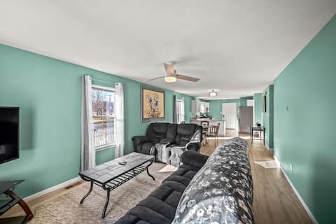 Kings Cottage Topeka *3 FULL Bth, 2 living rooms*