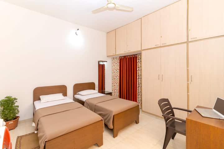 Chumba cha kulala cha wageni - Kiyoyozi , Kiyoyozi, kilichojengwa kwenye kabati, meza ya kufanyia kazi na kiti, meza ya kuvaa.