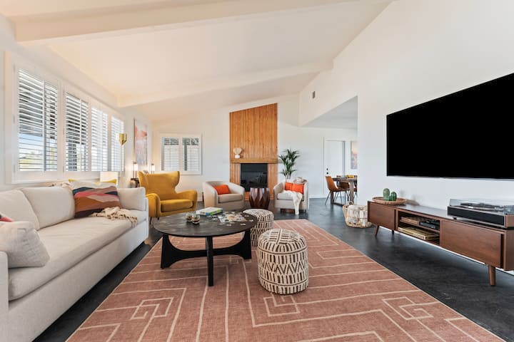 75" Samsung smart TV with streaming & DVD player. Bring your classic movies or watch our vintage collection! 