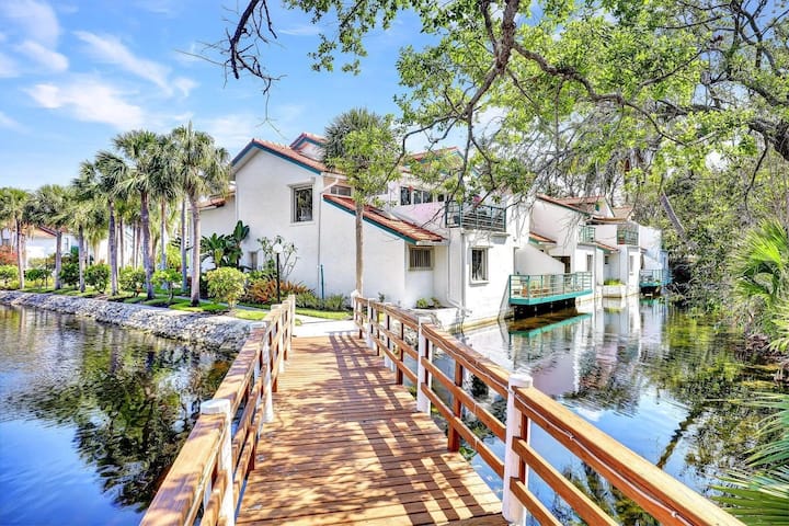 Naples Condo W/ Tropical Views - Naples, FL