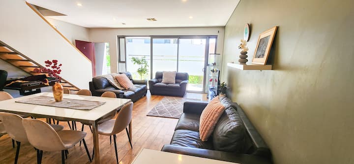 Spacious Townhouse in Mascot