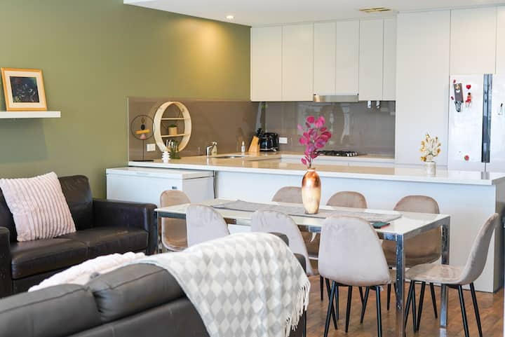 Spacious Townhouse in Mascot