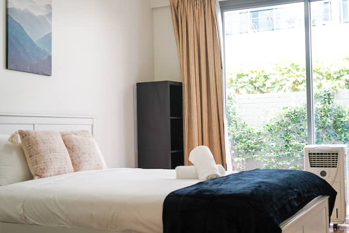 Spacious Townhouse in Mascot