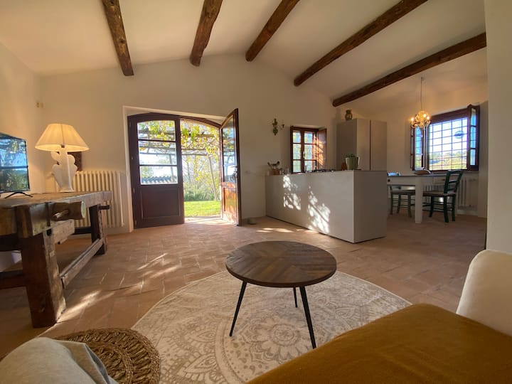 dhoma e ndenjjes dhe kuzhina në Vermentino Dependance 