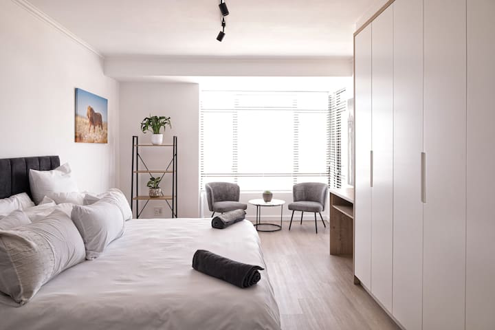 Location Perfect Spacious Modern Apartment