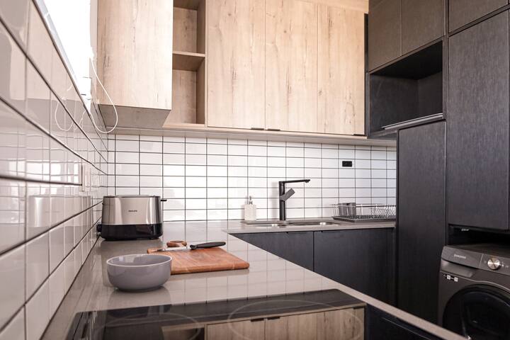 Location Perfect Spacious Modern Apartment gallery image 5