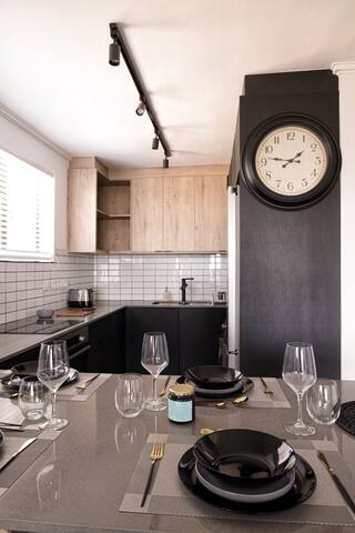 Location Perfect Spacious Modern Apartment gallery image 3