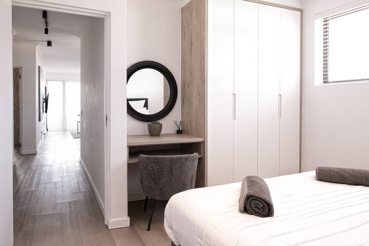 Location Perfect Spacious Modern Apartment gallery image 4