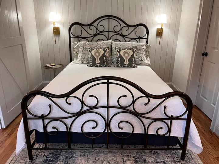 Historická spálňa bungalovu 1010 s manželskou posteľou.