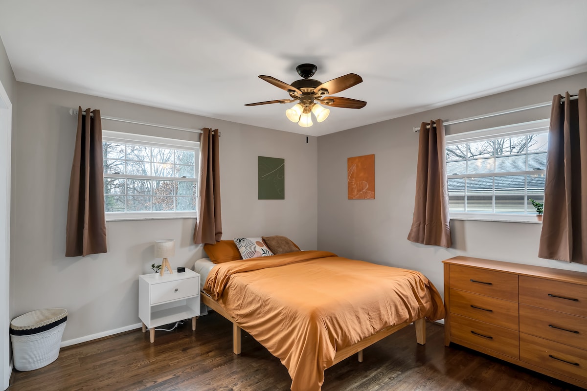 Dhoma kryesore e gjumit me krevat dopio "Queen". Makinë zëri. Perde të errëta. Gjysmë banjë e bashkangjitur.