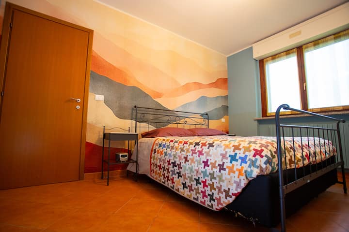 Dhoma është shumë e gjerë, zgjedhja e ngjyrave synon të kthejë një ndjenjë qetësie dhe qetësie të rehatshme; objektet e pakta në dhomë e bëjnë atë të duket elegante, e rregullt dhe e pastër. 