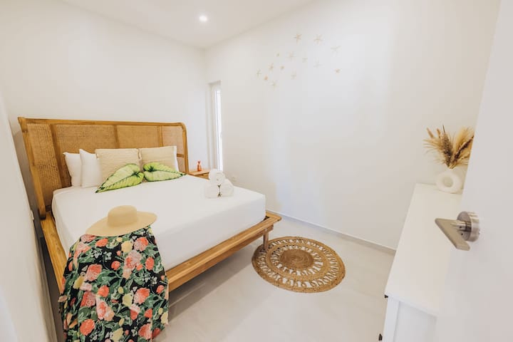 חדר שינה שלישי עם מיטת קווין סייז וטלוויזיה חכמה פרטית.