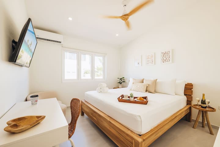 חדר שינה שני עם מיטת קינג סייז וחדר רחצה צמוד