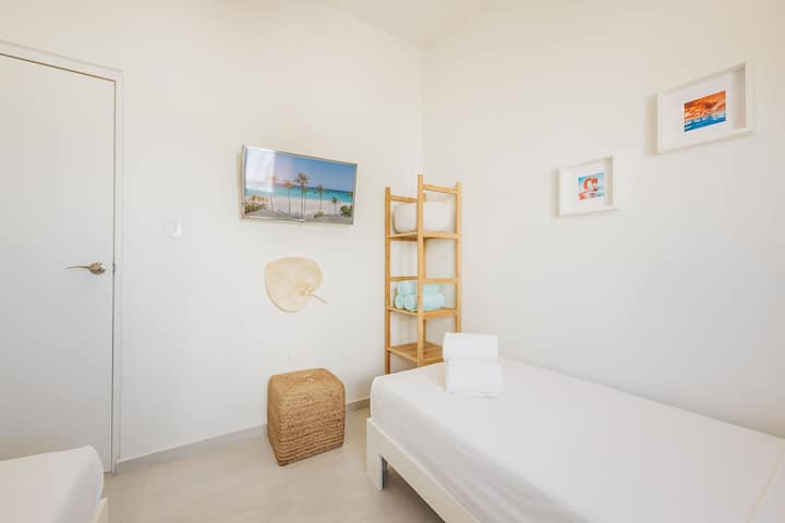 חדר שינה 4 עם טלוויזיה חכמה פרטית בגודל 45אינץ '