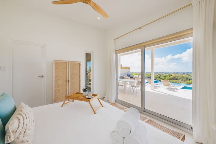 דמיינו שאתם מתעוררים ונהנים מהנוף הזה עם גישה ישירה לג'קוזי ולבריכה