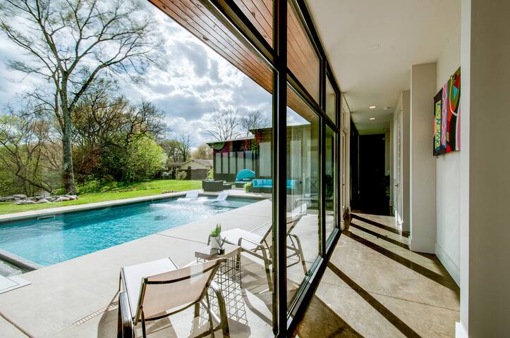 Unique Modern Ranch w/ Pool, Hot Tub, Fireplace gallery image 2