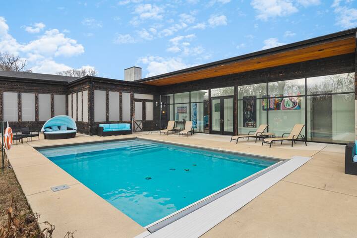 Unique Modern Ranch w/ Pool, Hot Tub, Fireplace gallery image 3