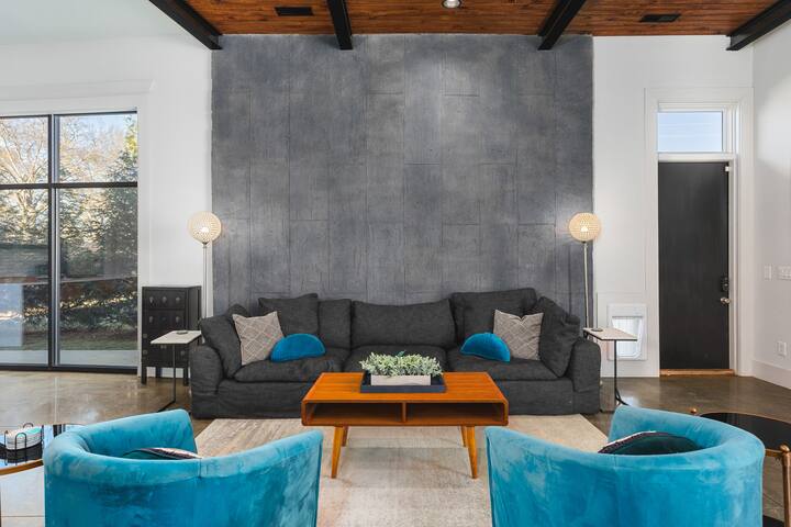 Unique Modern Ranch w/ Pool, Hot Tub, Fireplace gallery image 5