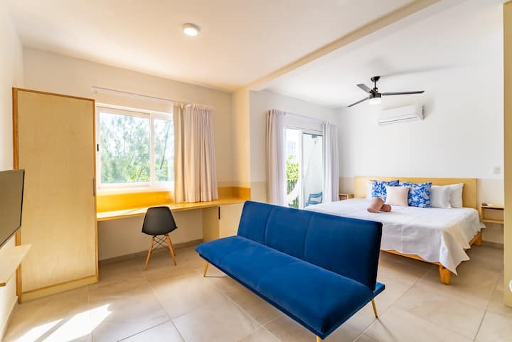 Incroyable studio avec climatisation + Smart TV + lit King Size confortable + balcon privé avec hamac + espace de travail + canapé + kitchenette entièrement équipée